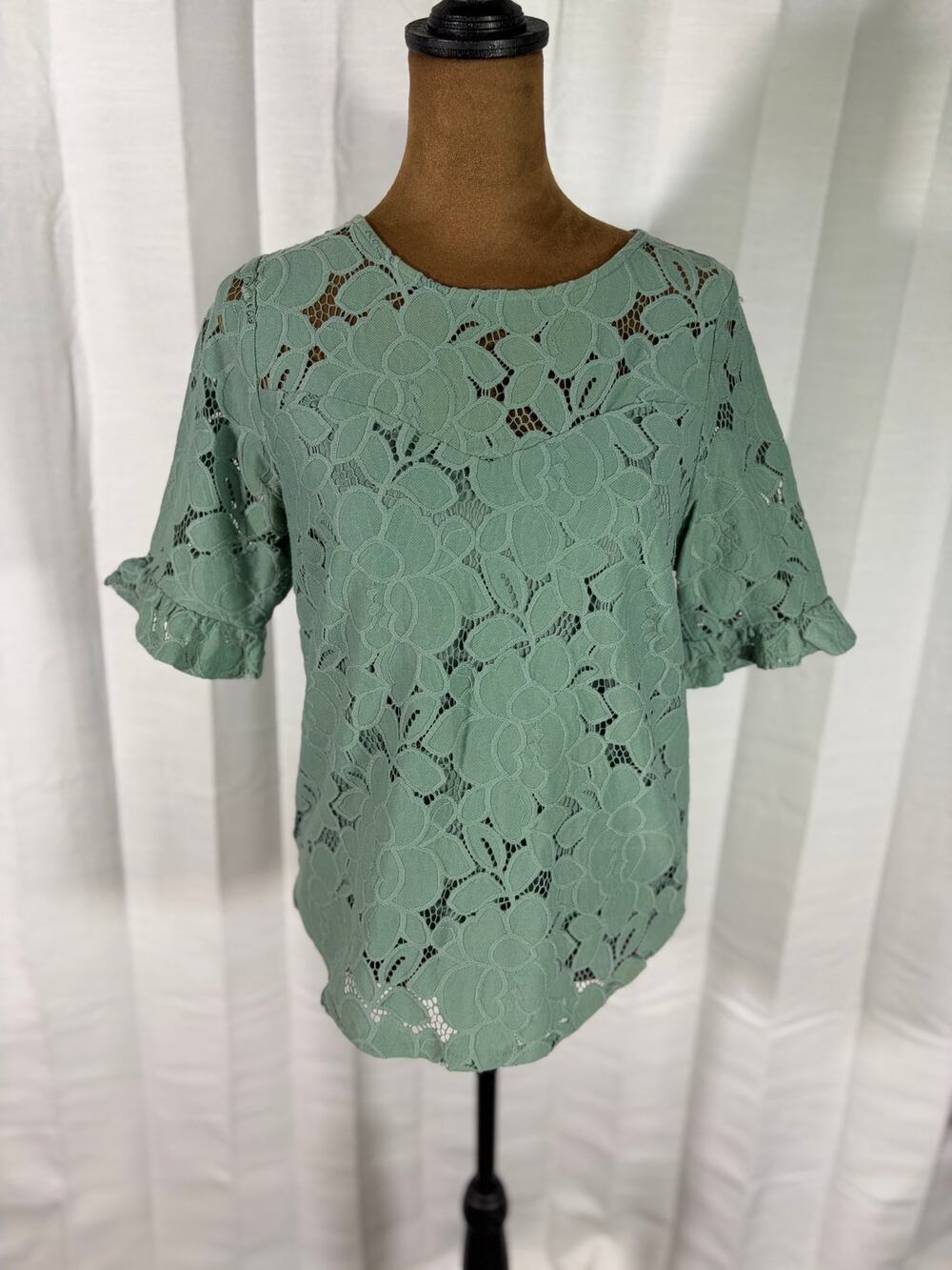 Monteau Los Angeles Sage Green Lace Top Size Small Ruffle Sleeve Keyhole Back